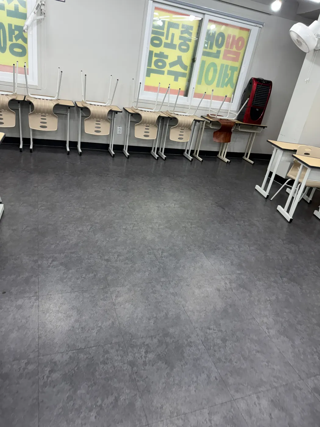 대평동2가 학원청소 시공 현장 — 강의실 정리