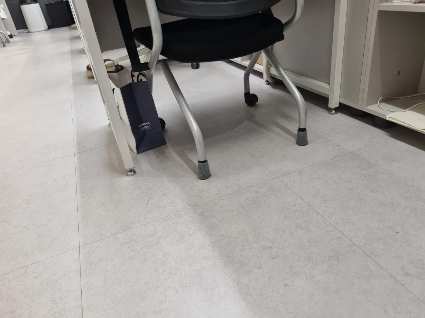 기장군 학원청소 시공 현장 — 복도 바닥 관리
