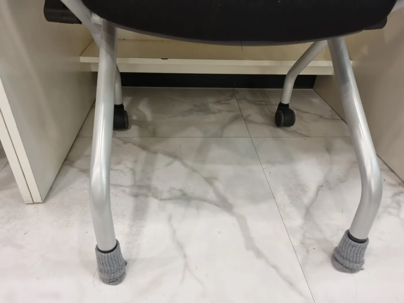 사상구 학원청소 시공 현장 — 좌석 사이 바닥