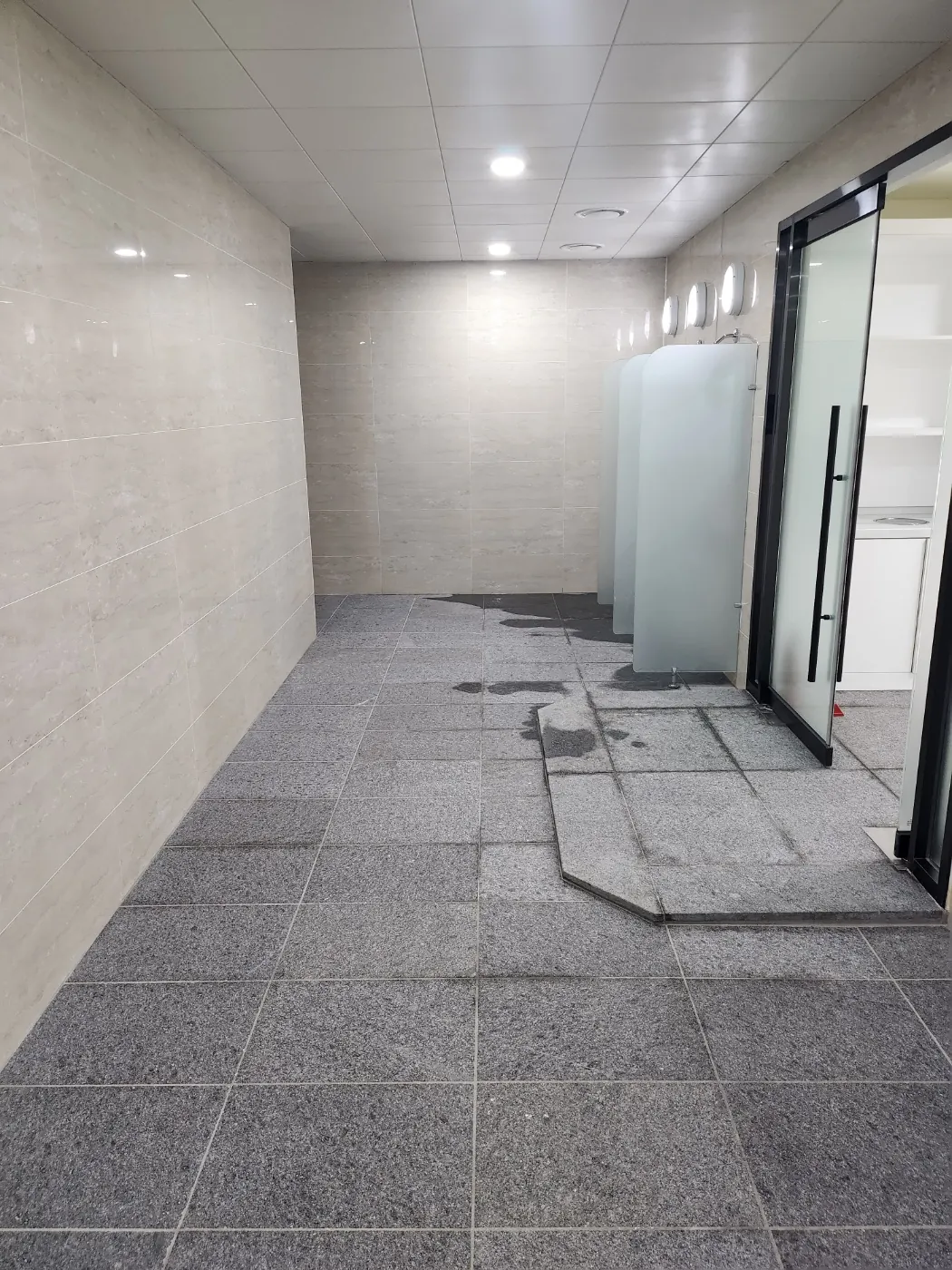 바닥 마감 상태 — 기장군 목욕탕청소 현장