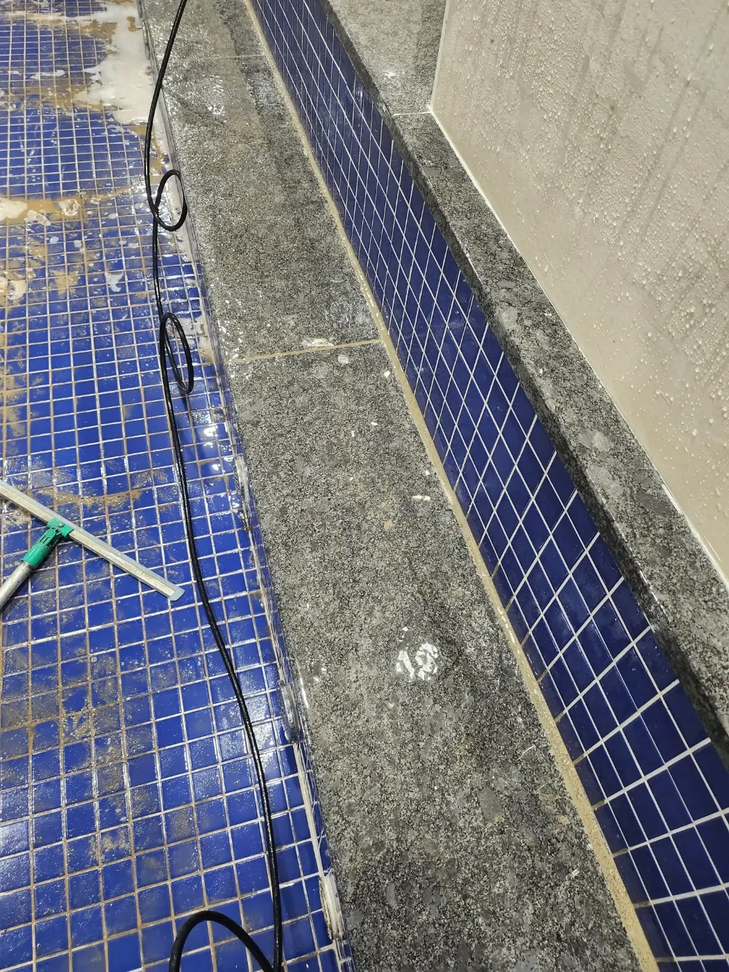 사하구 목욕탕청소 시공 현장 — 탕 내부 세정