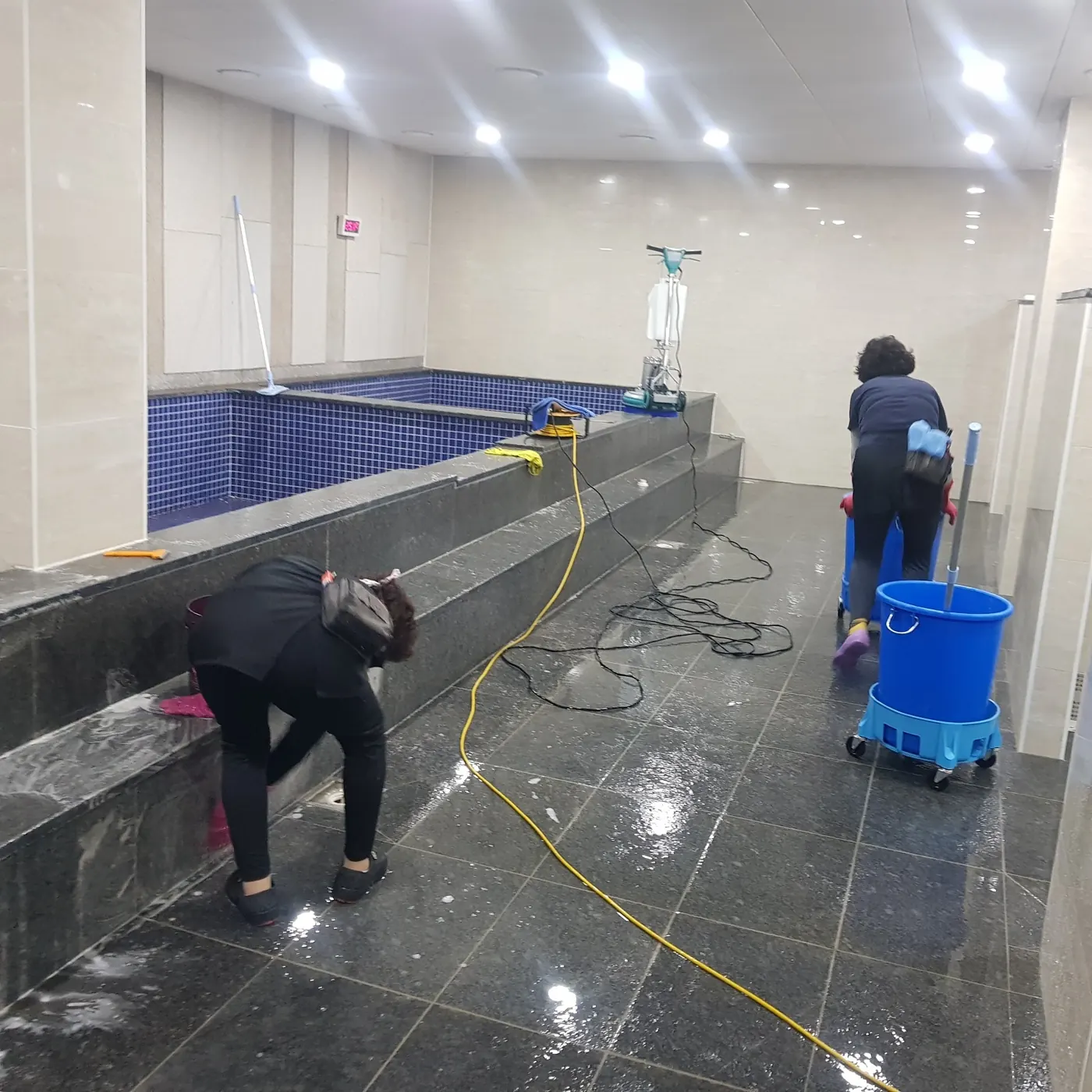 동래구 목욕탕청소 시공 현장 — 탕 내부 세정