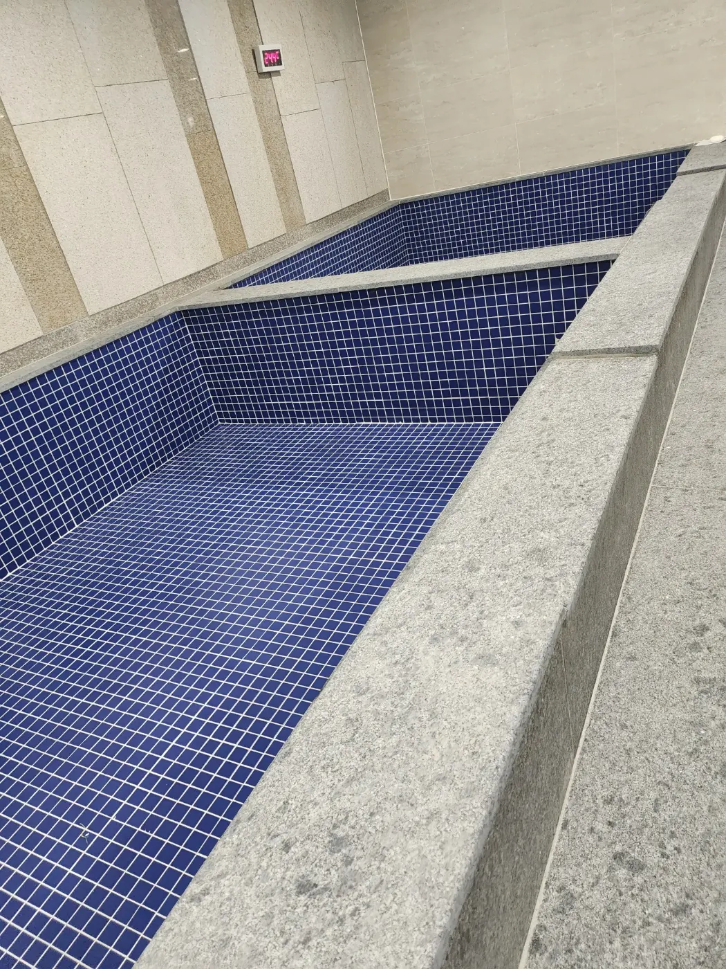 부산광역시 목욕탕청소 시공 현장 — 탕 내부 세정