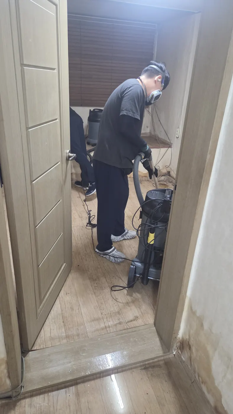 습식 진공 작업 — 부산광역시 침수청소 현장