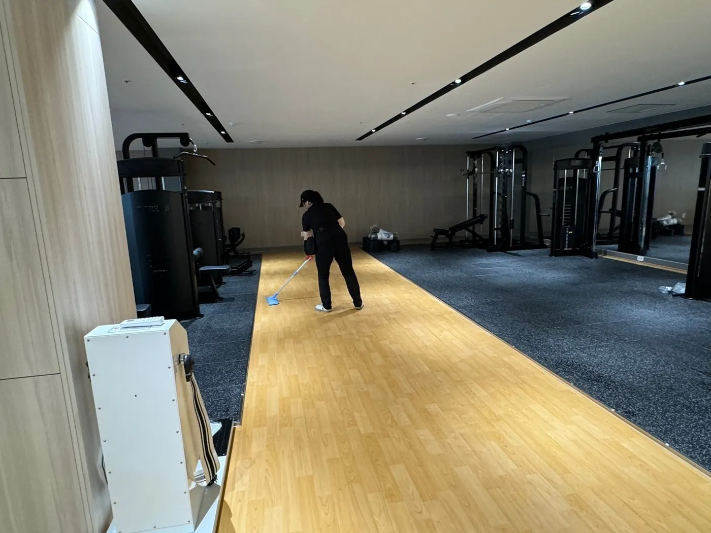 사상구 헬스장청소 시공 현장 — 바닥 관리