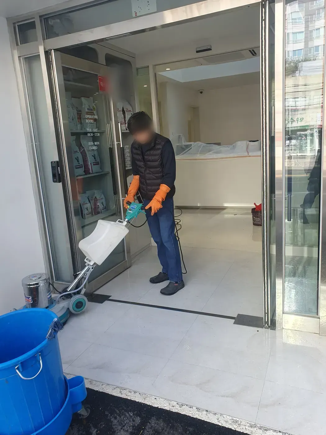 바닥 광택 작업 — 부산광역시 병원청소 현장