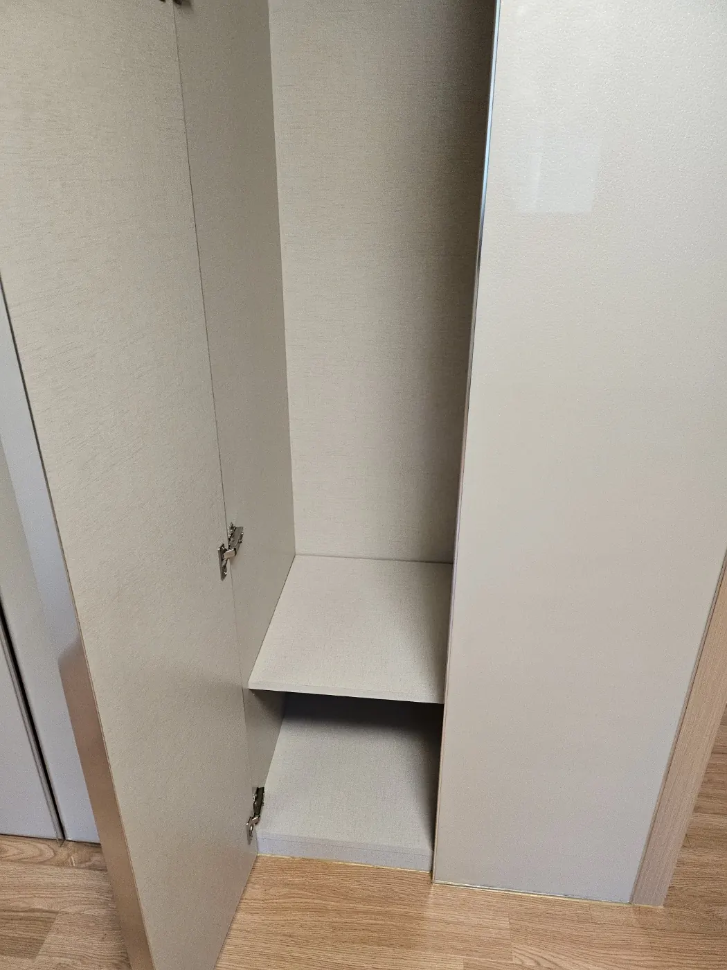 붙박이장 내부 — 서대신동3가 입주청소 현장