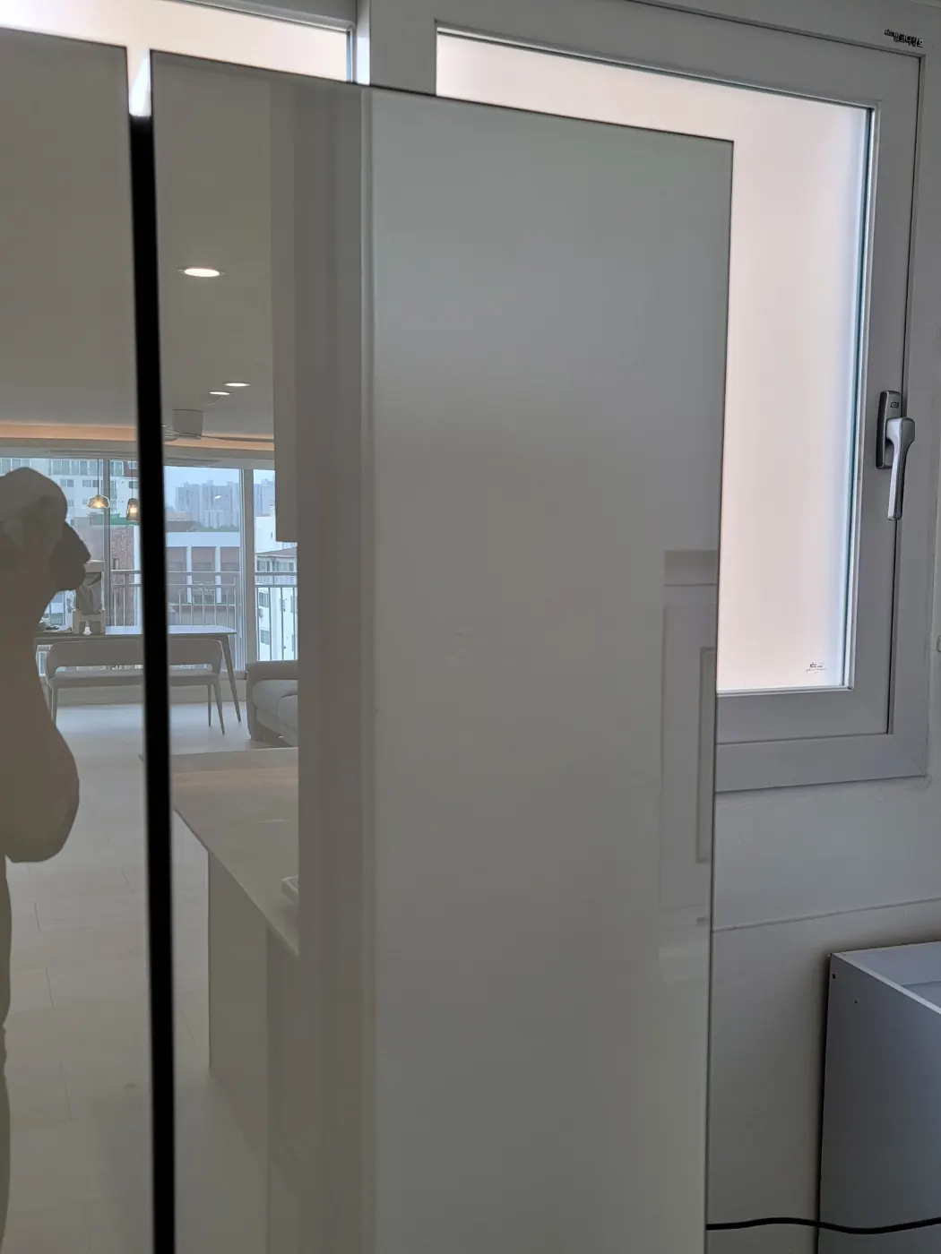 창호·유리 마감 — 덕포동 입주청소 현장