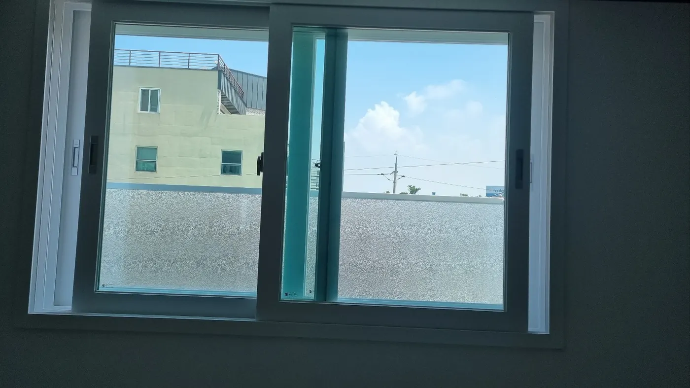 창호·유리 마감 — 우동 입주청소 현장