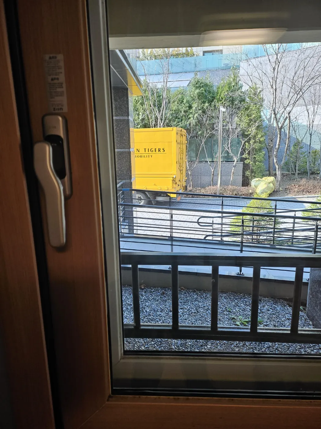 창호·유리 마감 — 해운대구 입주청소 현장