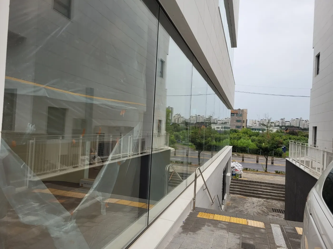 창호 마감 확인 — 모라동 준공청소 현장