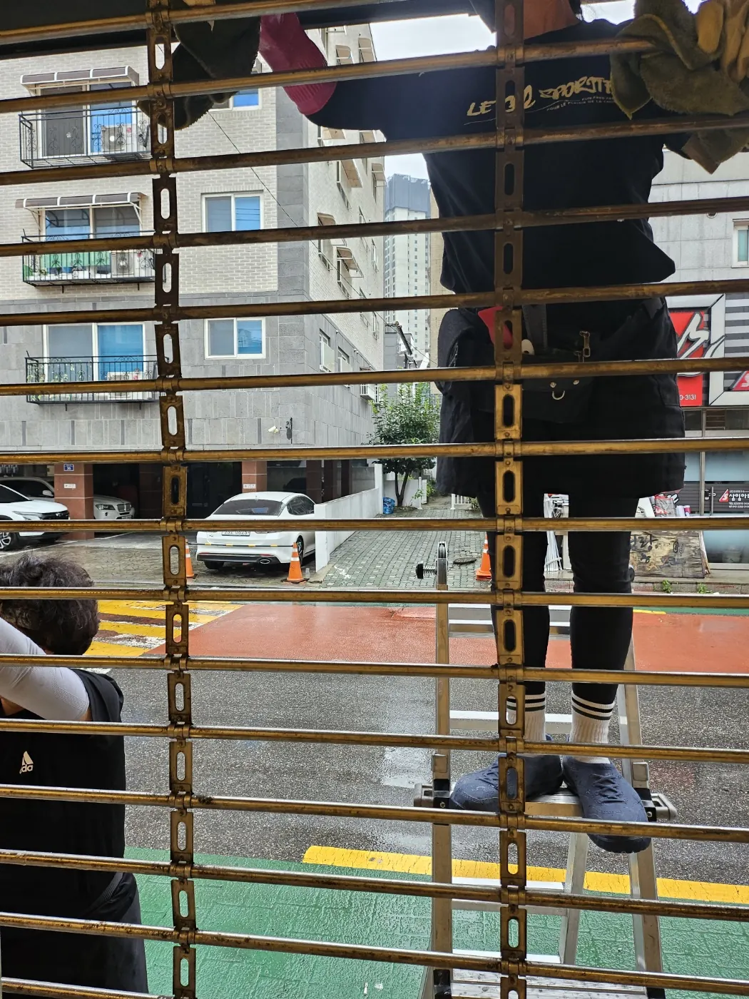 창호 마감 확인 — 수영구 준공청소 현장