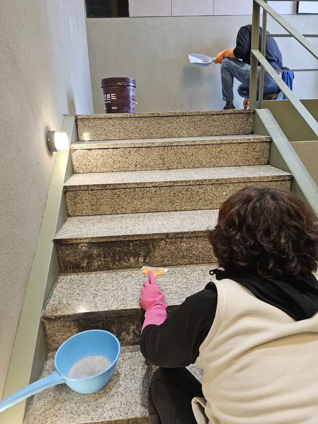 창호 마감 확인 — 반여동 준공청소 현장
