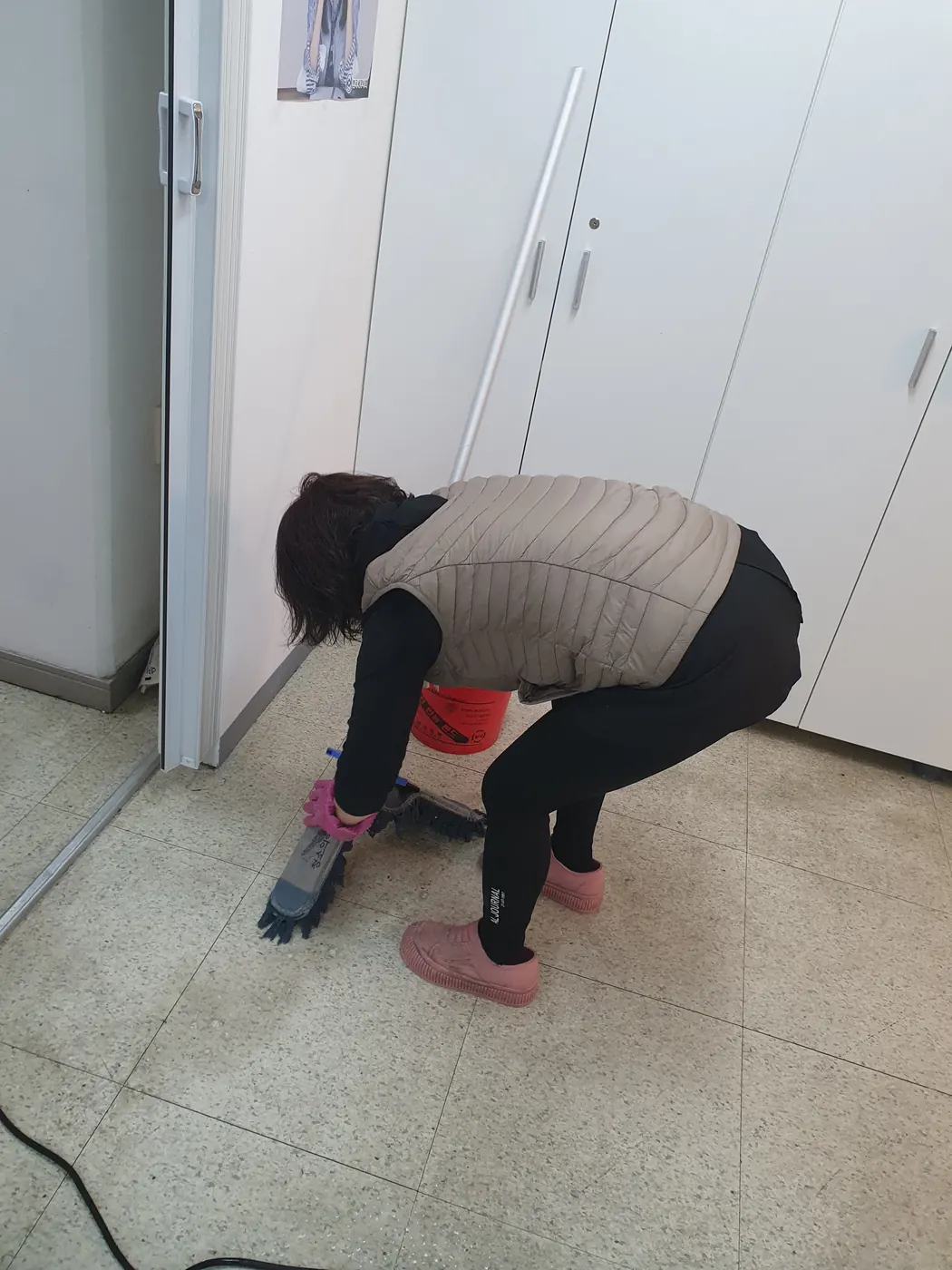 바닥 세정 진행 — 금정구 사무실청소 현장