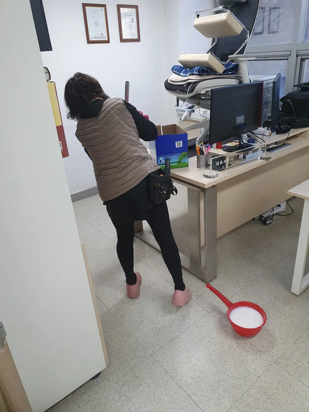 바닥 세정 진행 — 초량동 사무실청소 현장