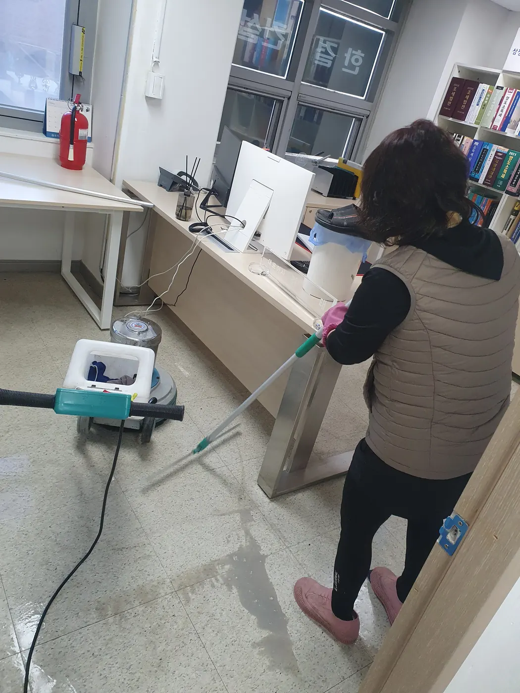 바닥 폴리셔 작업 — 감천동 사무실청소 현장