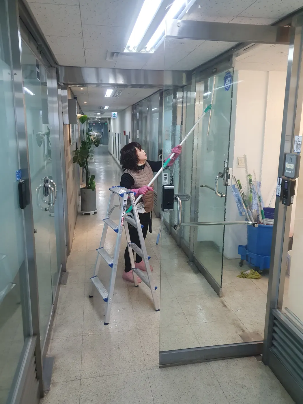 외부 유리 작업 — 부암동 사무실청소 현장