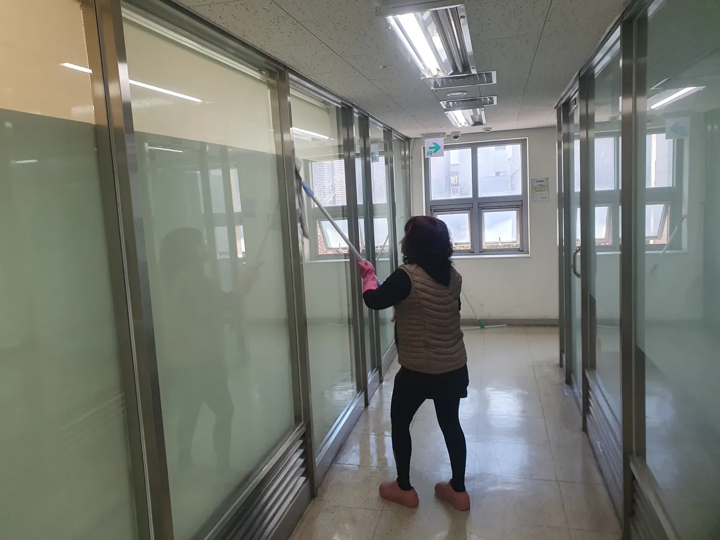 외부 유리 작업 — 하단동 사무실청소 현장