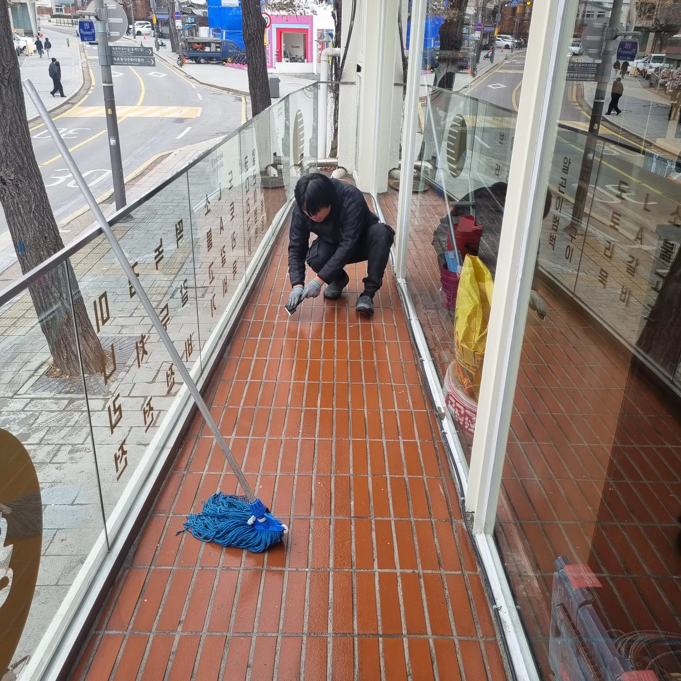 만덕동 식당청소 시공 현장 — 바닥 마감 상태