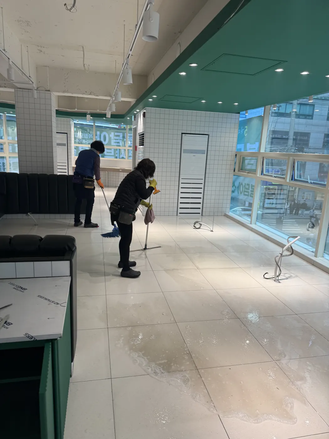 온천동 식당청소 시공 현장 — 바닥 마감 상태