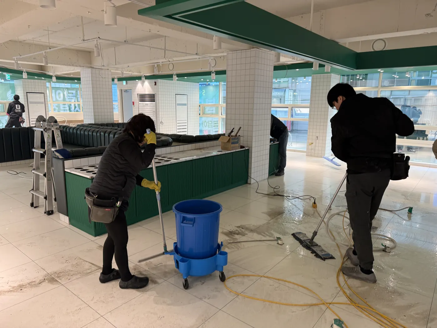 대연동 식당청소 시공 현장 — 주방 바닥 세정