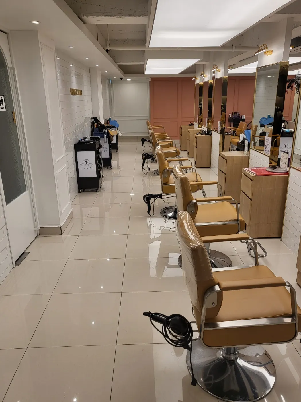 학장동 미용실청소 시공 현장 — 거울·집기 관리