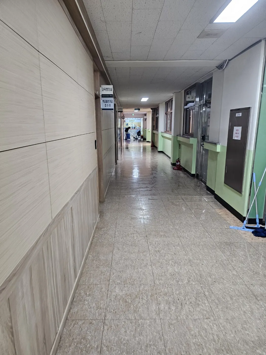 초읍동 학교청소 시공 현장 — 통로 정리