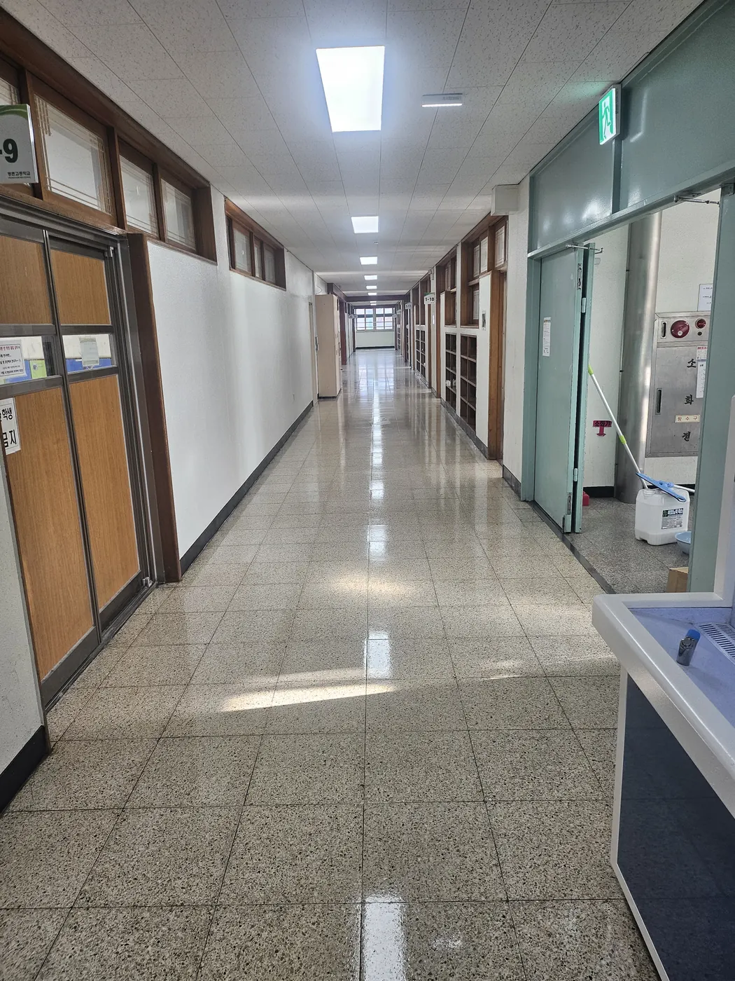 기장군 학교청소 시공 현장 — 통로 정리