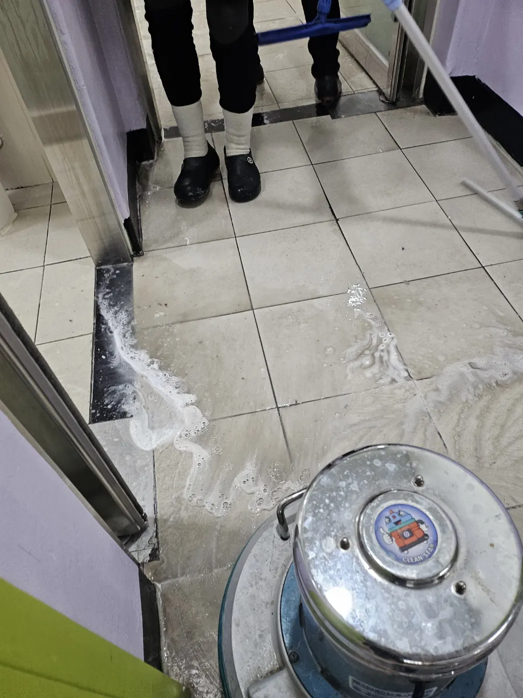바닥 기계 세정 — 수정동 학교청소 현장