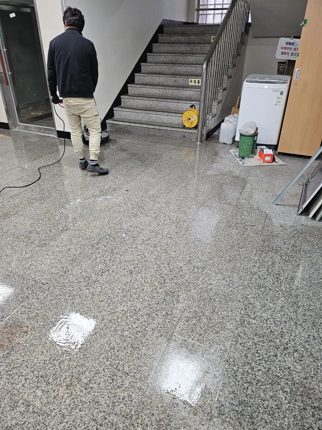 바닥 기계 세정 — 부산광역시 학교청소 현장