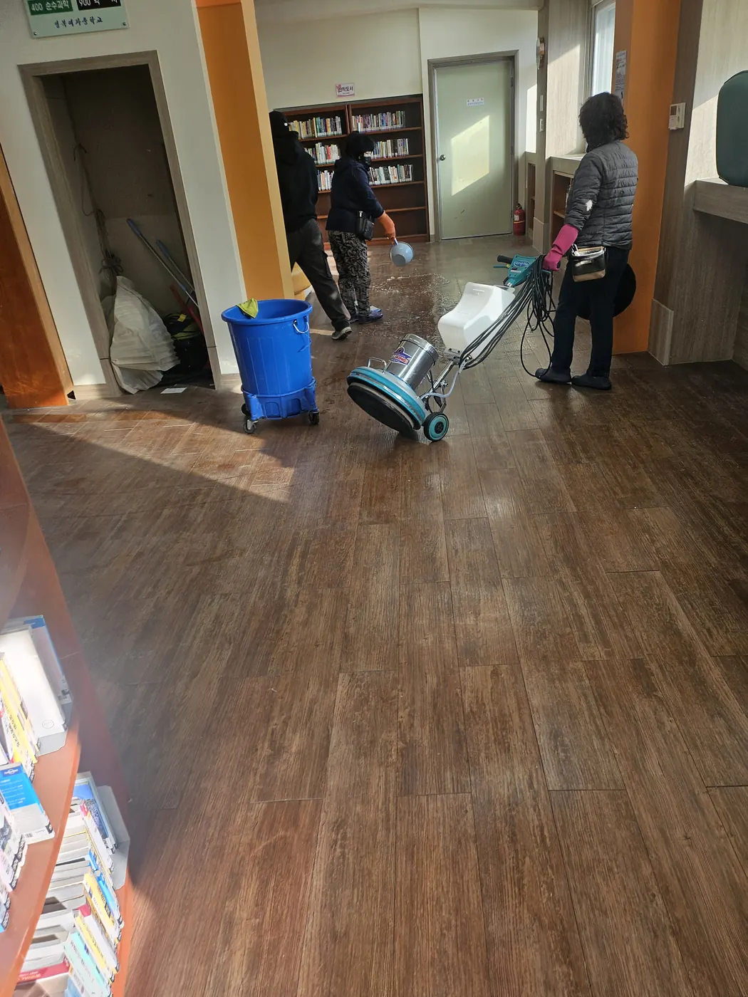 바닥 기계 세정 — 연제구 학교청소 현장