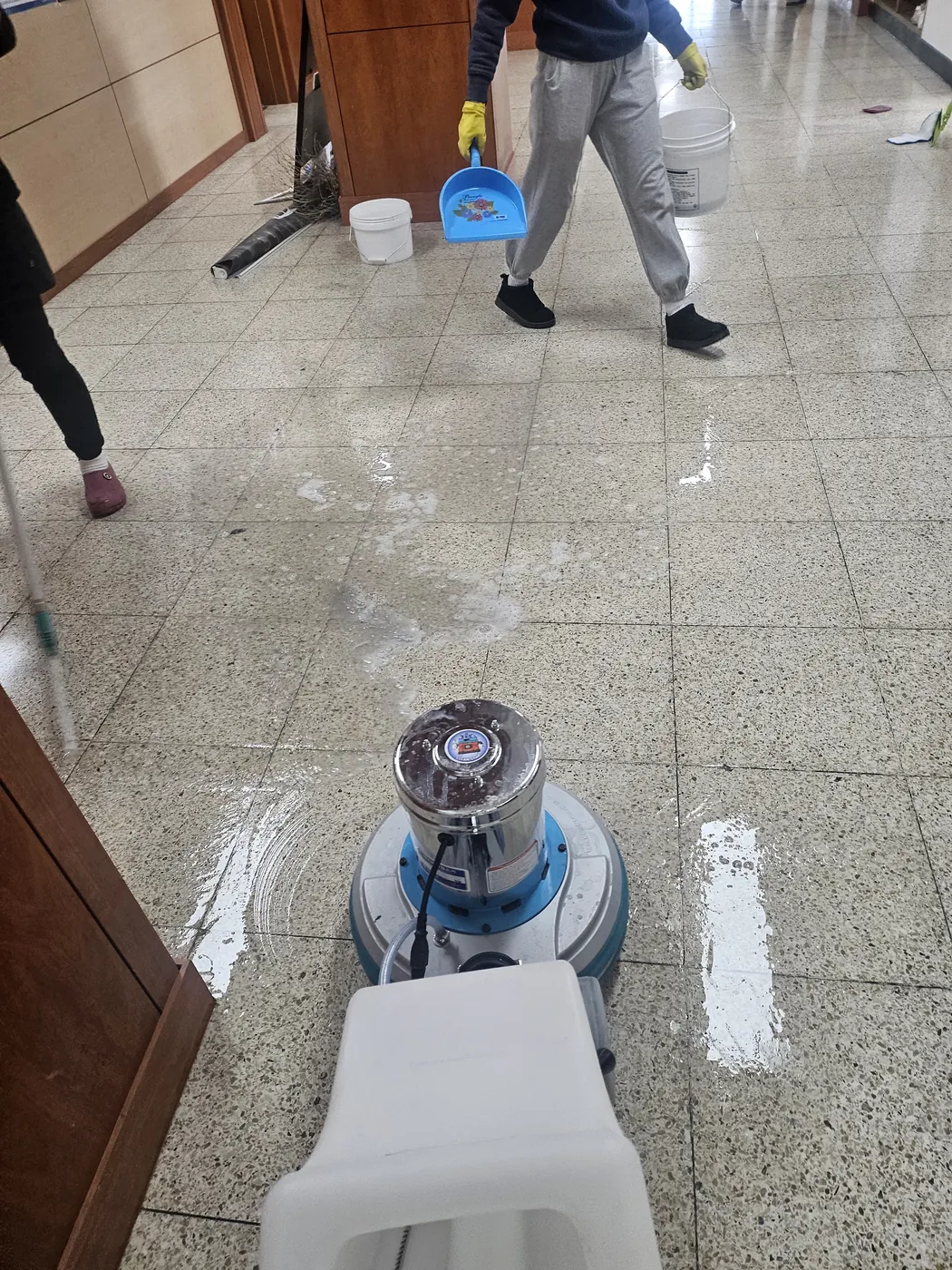 바닥 기계 세정 — 수영구 학교청소 현장