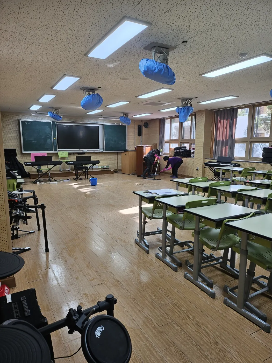 바닥 물걸레 마감 — 금정구 학교청소 현장