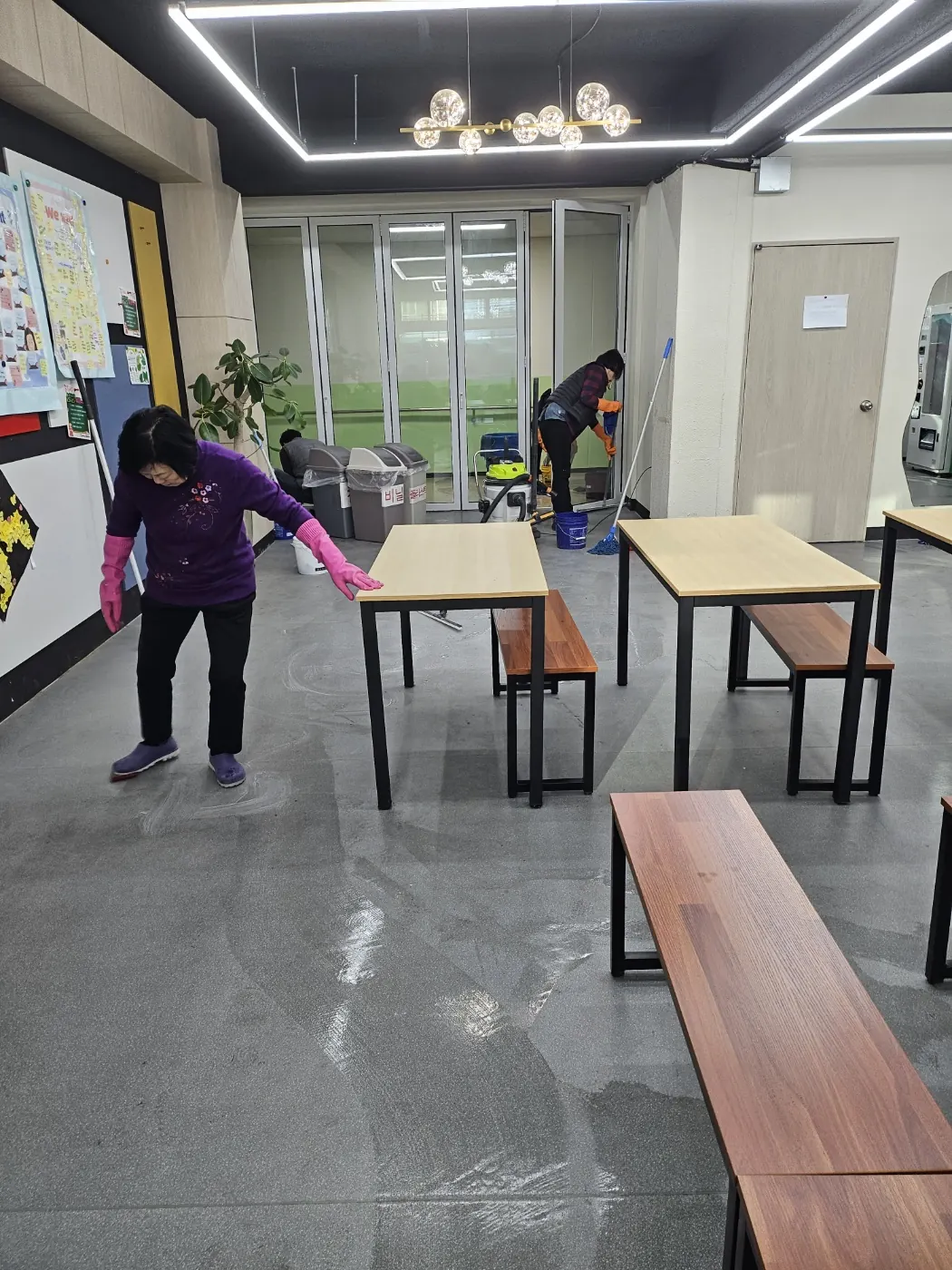 바닥 물걸레 마감 — 우암동 학교청소 현장