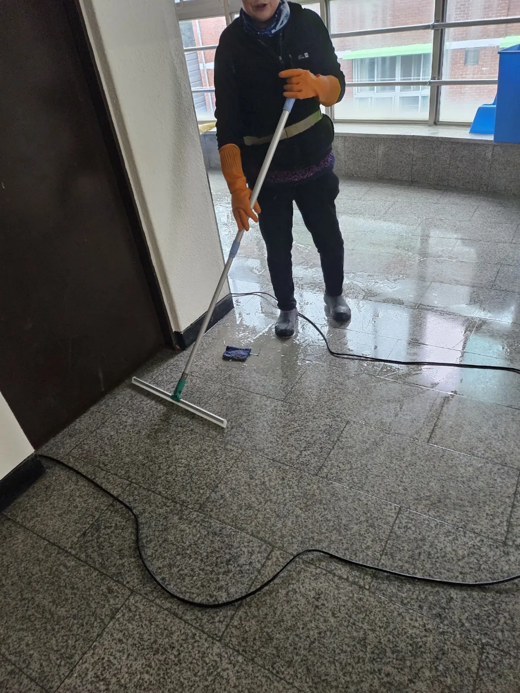 바닥 물걸레 마감 — 북구 학교청소 현장