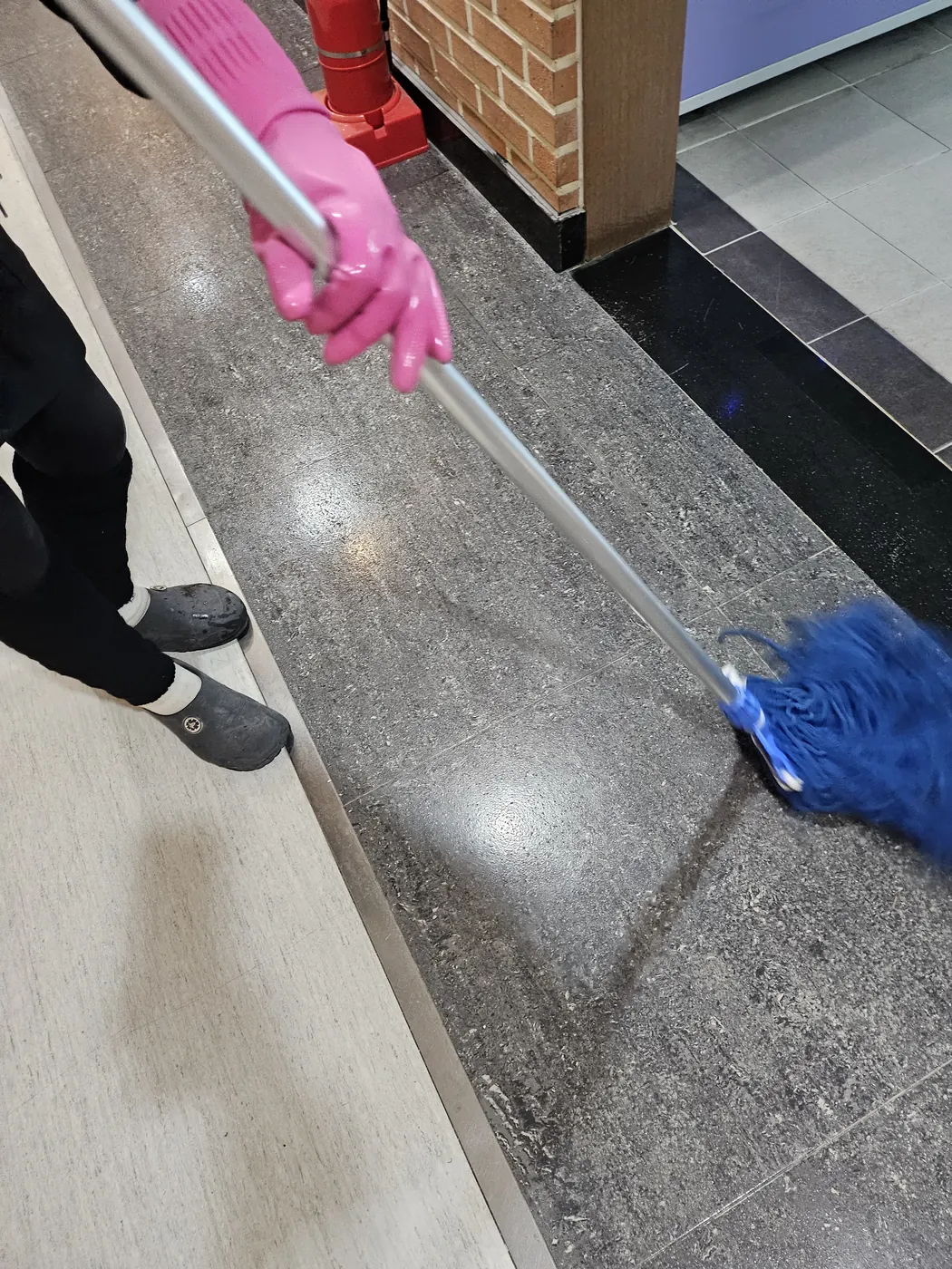 바닥 물걸레 마감 — 재송동 학교청소 현장