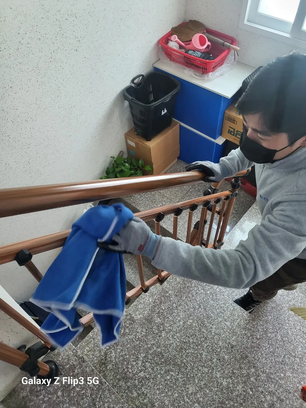 부산광역시 계단청소 시공 현장 — 계단 바닥 정리